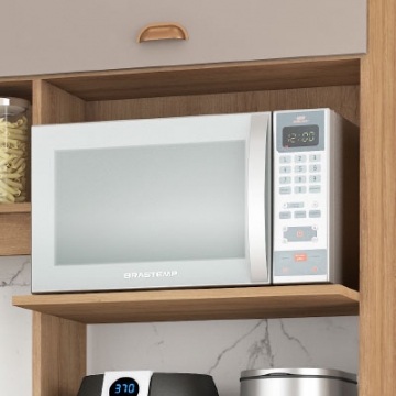 Espacio para microondas y horno.